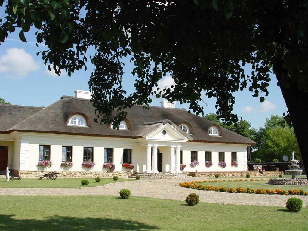 Dwor Chotynia Hotel Exterior photo