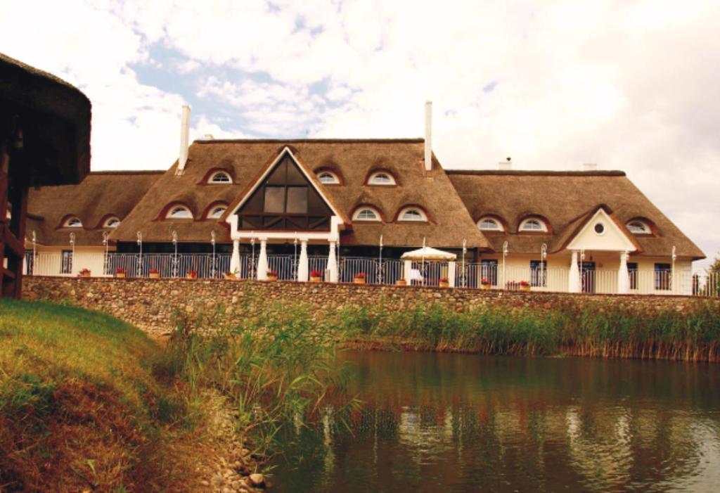 Dwor Chotynia Hotel Exterior photo